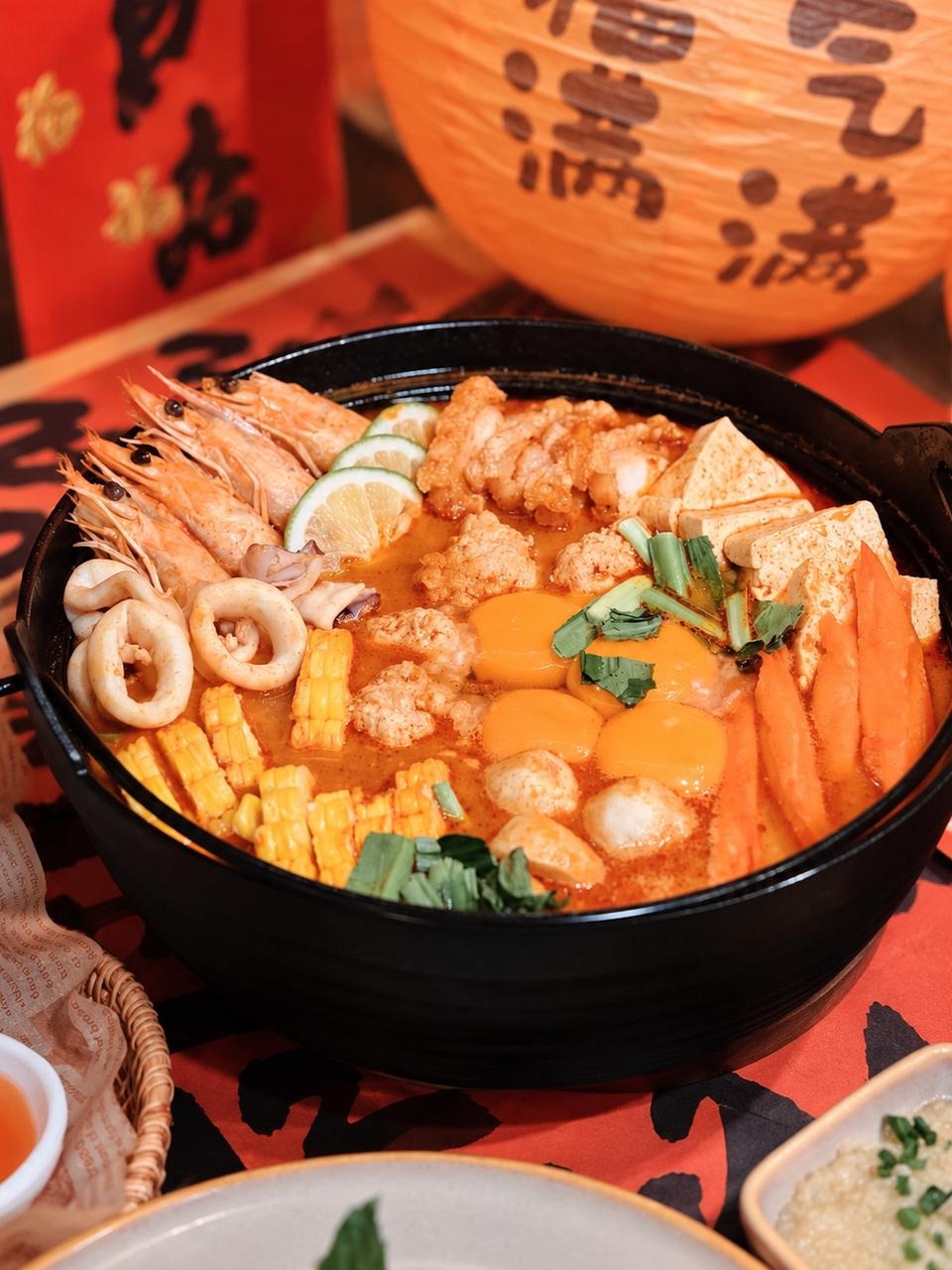 参考示例：餐桌上的海鲜锅